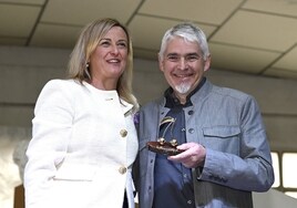 Ángel Olmedo, junto a la presidenta de la Asamblea, recogiendo su 'Cereza de oro'.