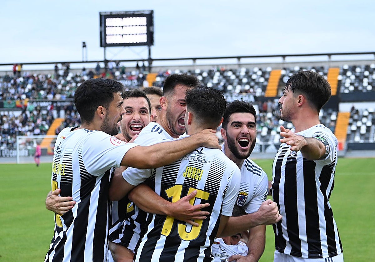 Los jugadores del Badajoz celebran un tanto ante el Cacereño.