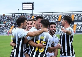 Los jugadores del Badajoz celebran un tanto ante el Cacereño.