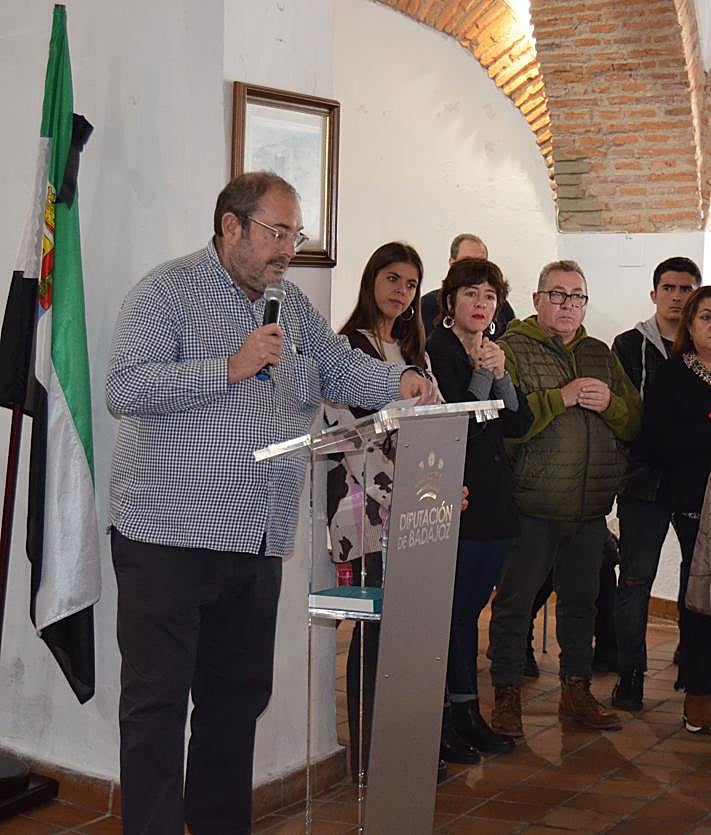 Imagen secundaria 2 - Familiares de los represaliados, junto a los restos recuperados. En la última imagen, el alcalde de Feria, Marcelo Pérez. 