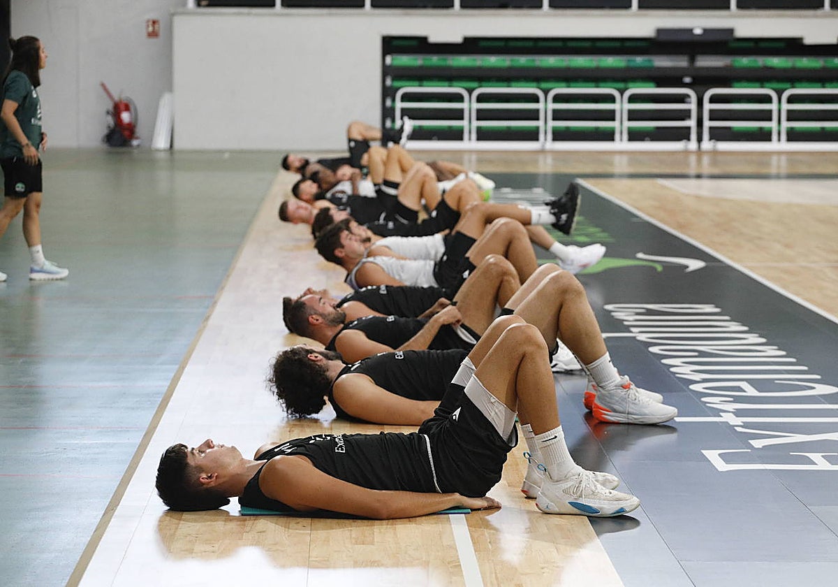 Entrenamiento de los verdinegros en el Multiusos de Cáceres.