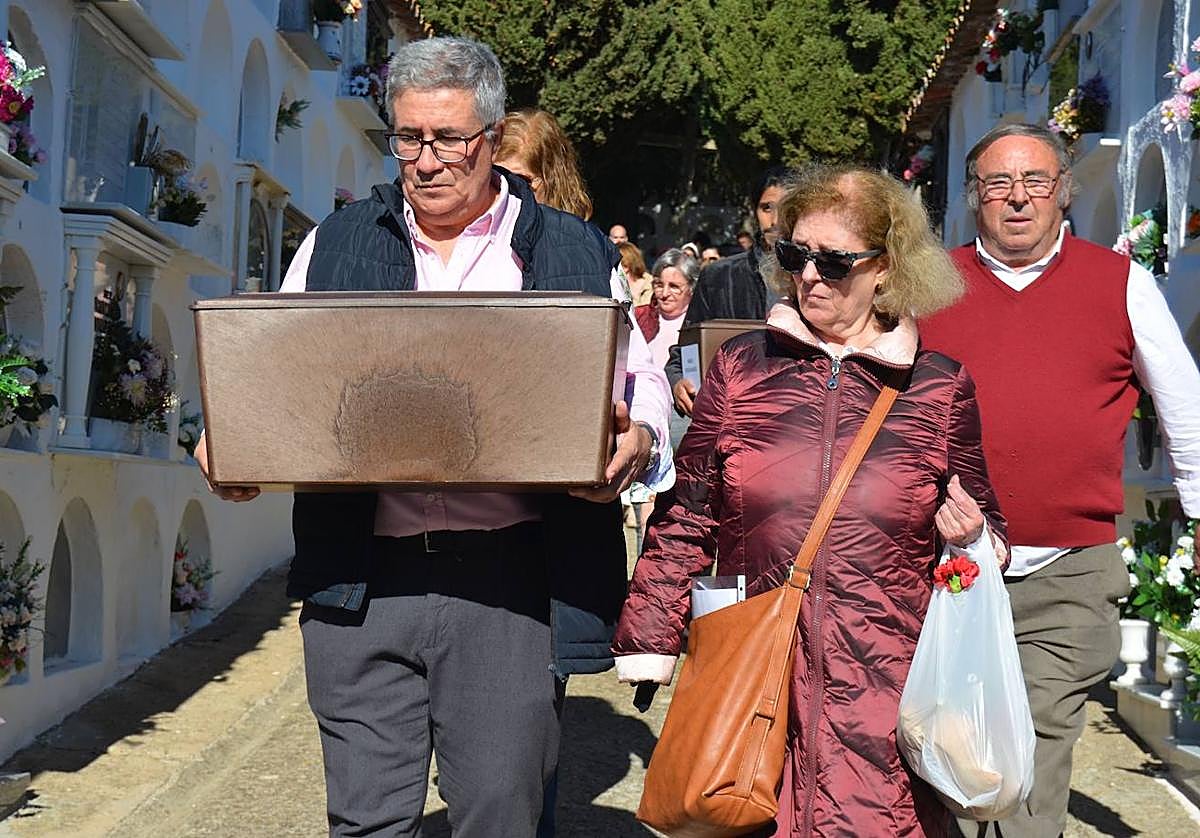 Llegada al cementerio de los familiares, portando los restos recuperados en Feria.