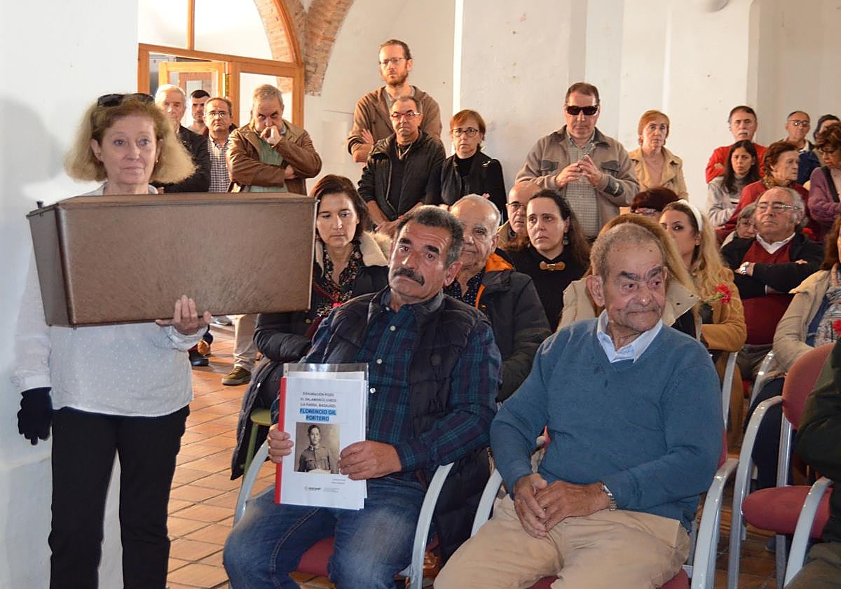 Imagen principal - Familiares de los represaliados, junto a los restos recuperados. En la última imagen, el alcalde de Feria, Marcelo Pérez. 