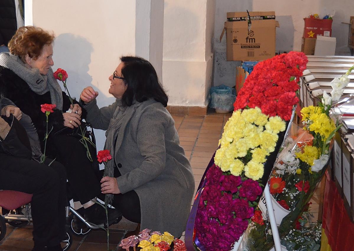 Imagen secundaria 1 - Familiares de los represaliados, junto a los restos recuperados. En la última imagen, el alcalde de Feria, Marcelo Pérez. 