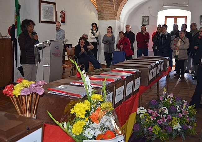 Acto en el centro cultural, con los restos de represaliados recuperados.
