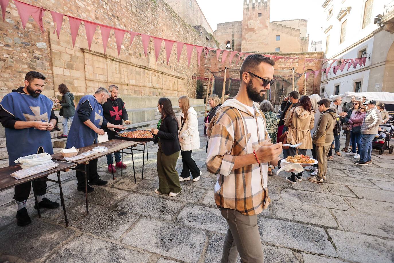 Miles de personas disfrutan del día grande del Mercado Medieval de Cáceres