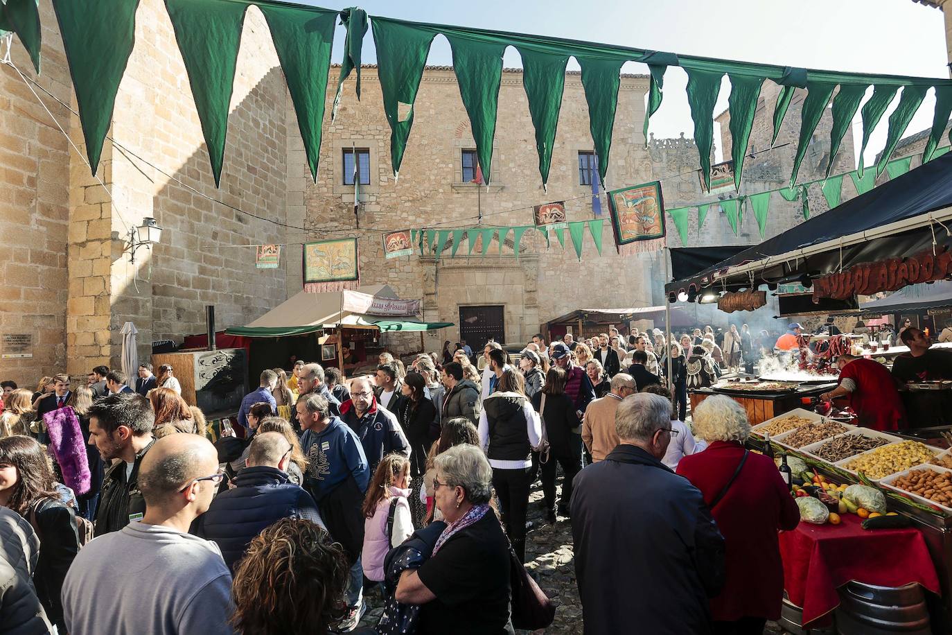 Miles de personas disfrutan del día grande del Mercado Medieval de Cáceres