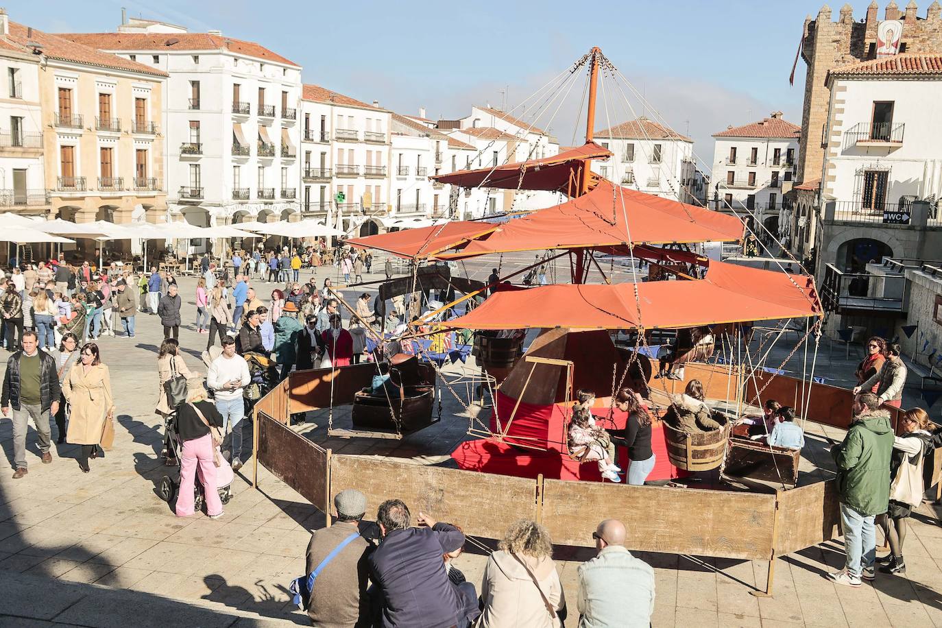 Miles de personas disfrutan del día grande del Mercado Medieval de Cáceres