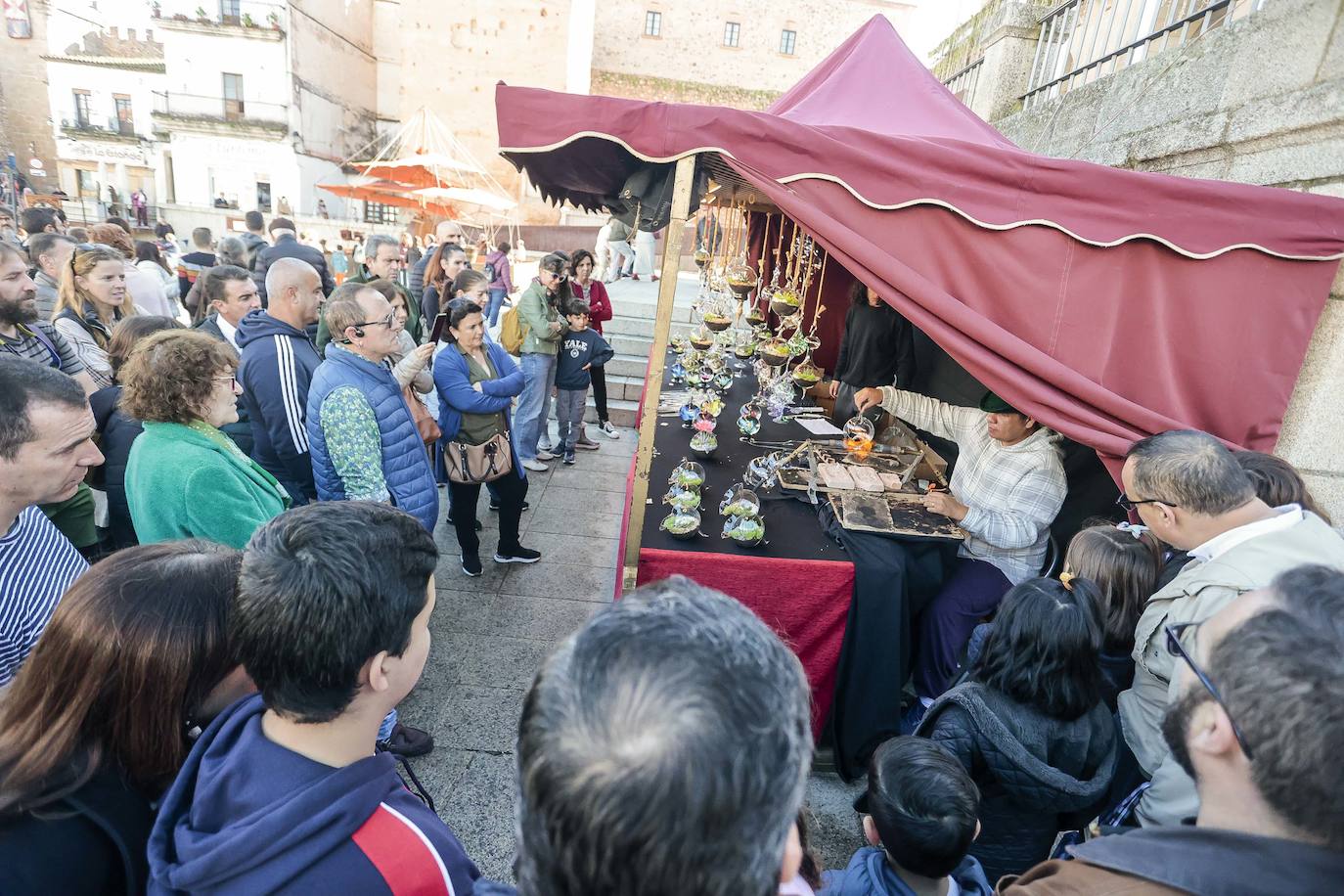 Miles de personas disfrutan del día grande del Mercado Medieval de Cáceres