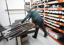 Armas requisdas por la Guardia Civil.