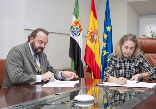 La consejera de Educación Mercedes Vaquera y el presidente del Patronato de FAS, Bosco Torremocha, durante la firma del convenio.