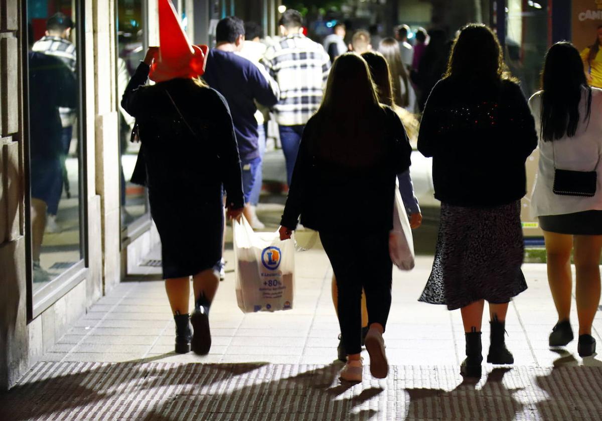 Jóvenes, de camino a un botellón.