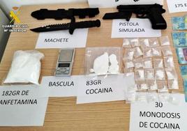 Droga, armas y dinero intervenidos por la Guardia Civil.