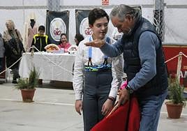 Ruiz Miguel muestra a un alumno de la Escuela de Tauromaquia de la Diputación de Badajoz técnica taurina