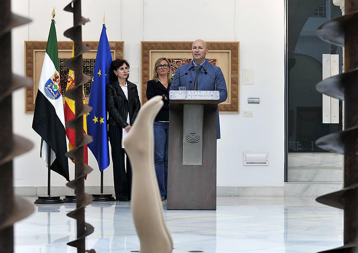 Imagen secundaria 1 - Una muestra del artista Manuel Mata Gil invita a comprender a las víctimas de violencia de género