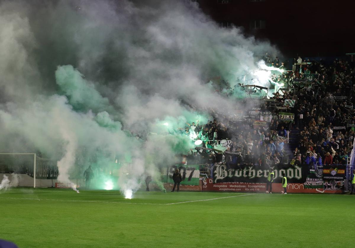 Lanzamiento de bengalas nada más empezar el partido.