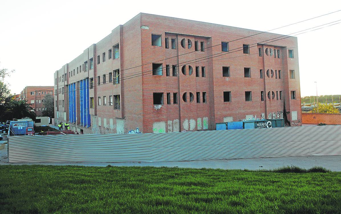 Vallado del bloque C de la calle Ródano, donde se lleva a cabo la limpieza previa a la demolición.