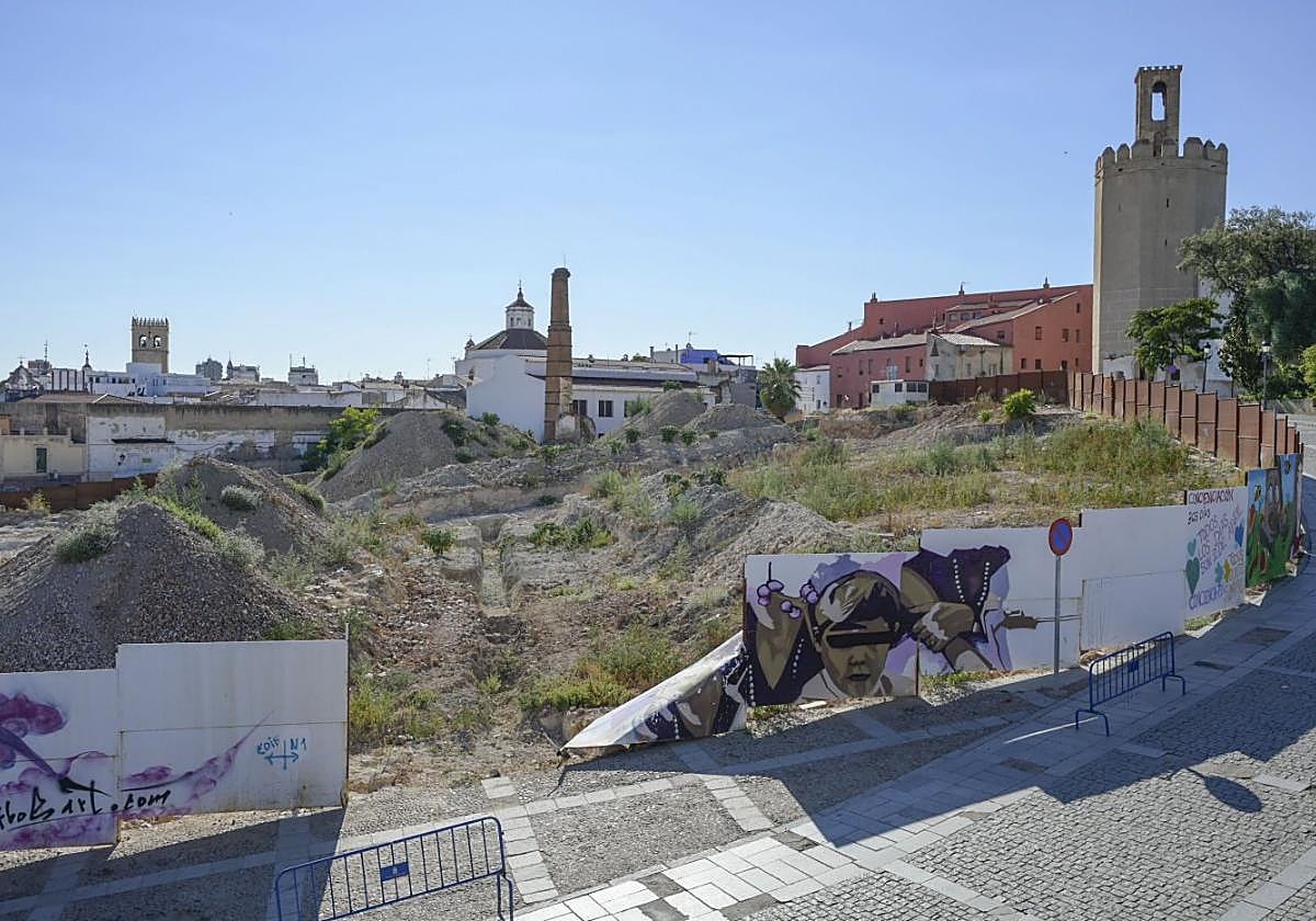 Las vallas del Campillo se han caído, lo que permite el acceso de personas ajenas a la obra.