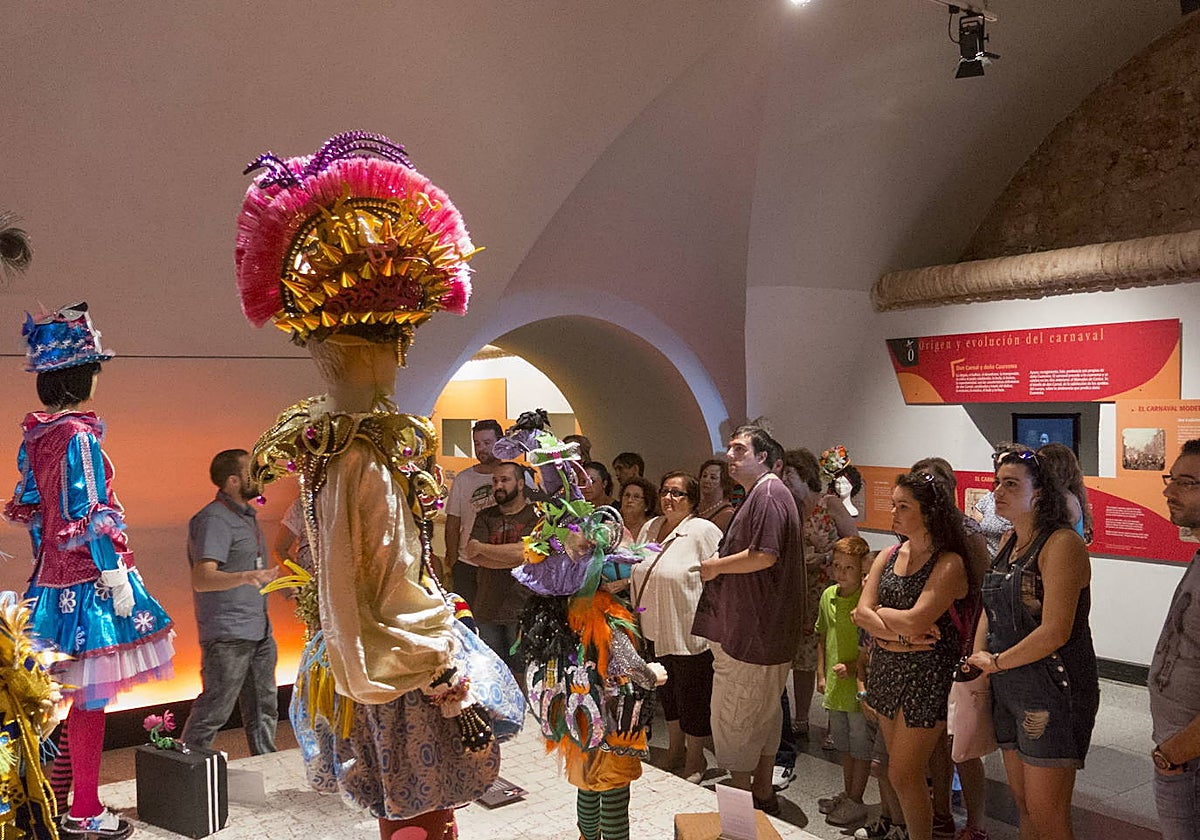 Visita al interior del Museo del Carnaval.