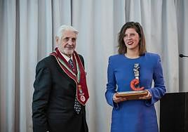 Francisco Sauco entregó el premio a Alba Baranda.