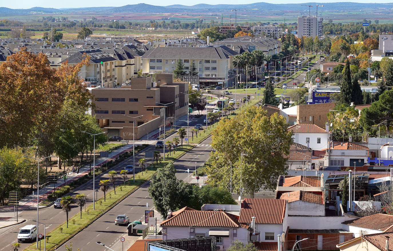 Crecimiento de la ciudad por la avenida de Adolfo Díaz Ambrona e inicio de la avenida de Elvas, que continúa en expansión.