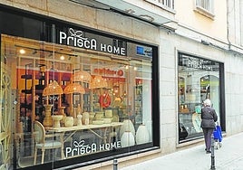 Uno de los escaparates de una nueva tienda, Prisca Home, en Menacho.