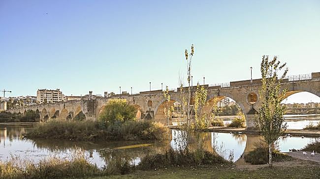 Imagen después - A la izquierda, dibujo de Isabel Romero del paseo fluvial en la margen derecha río Guadiana; a la derecha, foto desde el paseo fluvial.