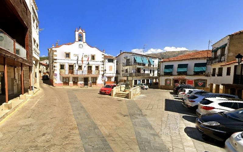 Ayuntamiento de Valverde del Fresno en la Plaza de la Constitución. Cerca de este lugar dejaron tirado el cadáver, en la calle del Horno.