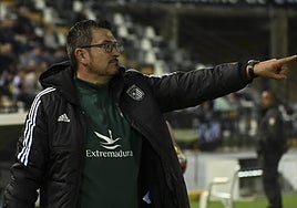 Iñaki Alonso da instrucciones a sus jugadores en el derbi ante el Cacereño en el Nuevo Vivero.