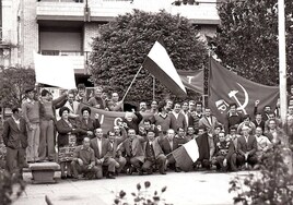 Foto de familia del Partido Comunista Extremeño a finales de los años 70, tomada en Don Benito.