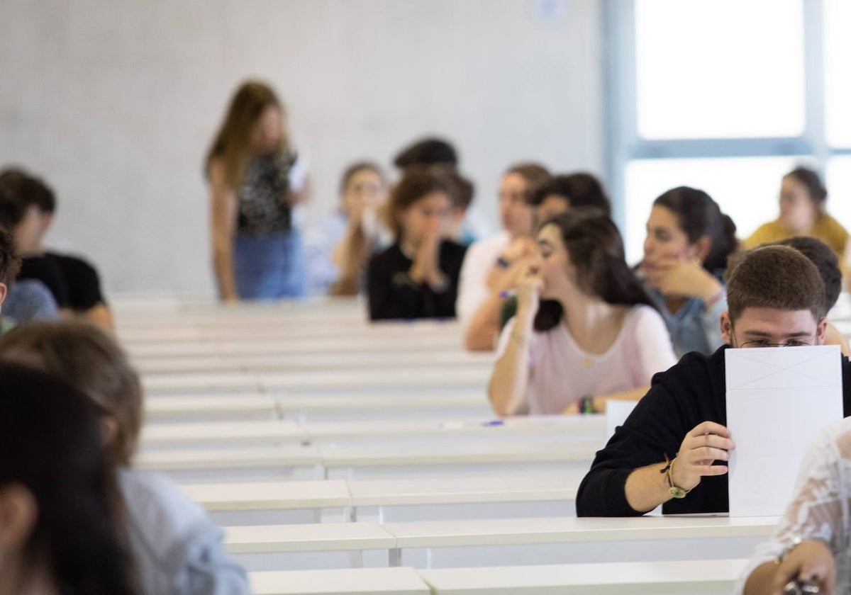 Alumnos de Bachillerato durante un examen.