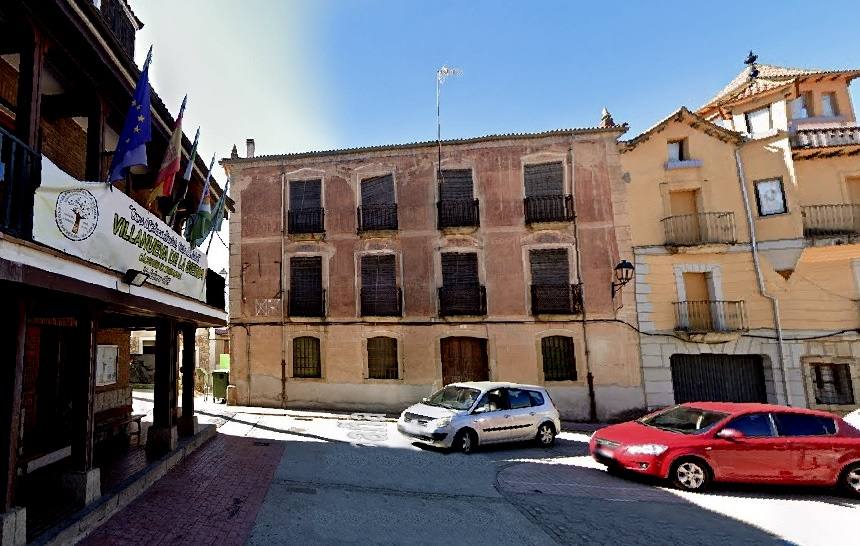 El médico del rey Amadeo I y de Alfonso XII nació en una casa ubicada en el número 2 de la Plaza Mayor de Villanueva de la Sierra, junto al Ayuntamiento.