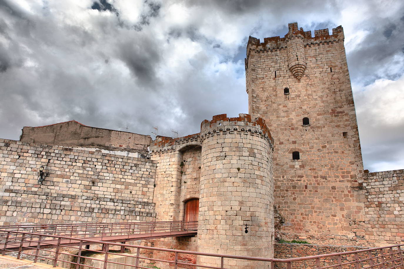 En 1887 el doctor Camisón compró al duque de Alba propiedades en Coria: el Castillo y Catillejo (en la foto), la Casa-Palacio que heredaron los Sánchez Ferlosio y cuatro fincas. También le compró fincas en Portaje, Torrejoncillo y Pescueza.