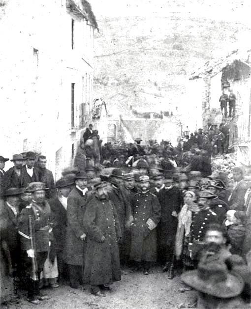 Extraordinaria fotografía de Alfonso XII en la comarca granadina del Alhama el 13 de enero de 1885 para ver los daños del terremoto