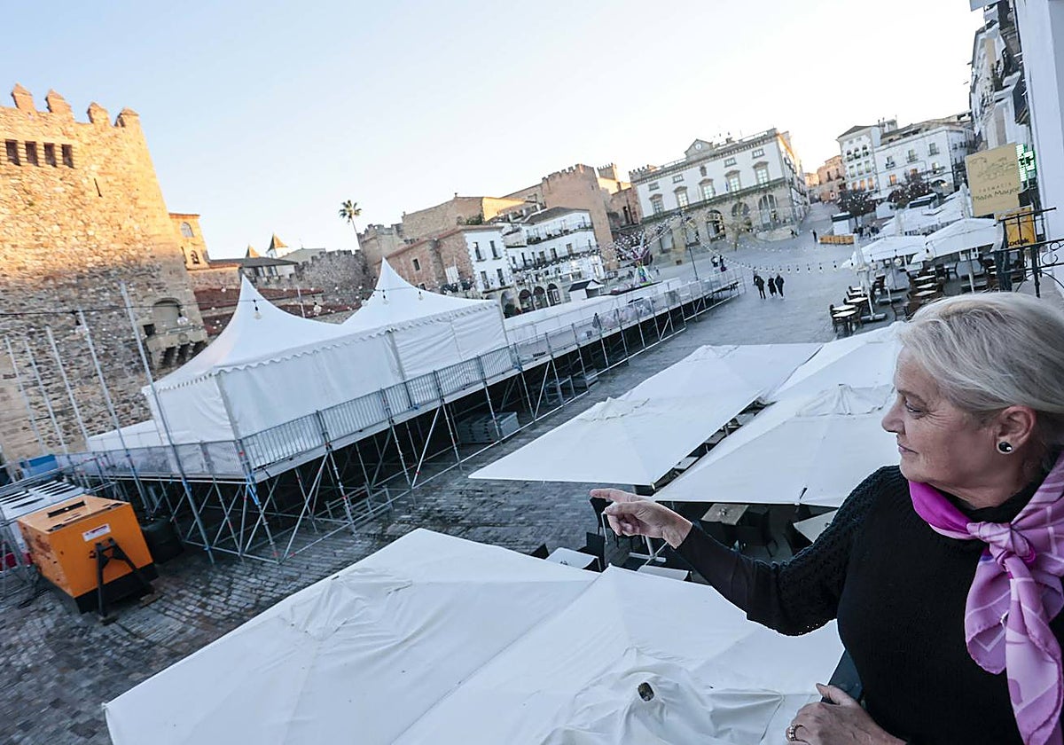 Una vecina de la Plaza Mayor señala la maquinaria de la pista de hielo que generaba esta semana los ruidos.