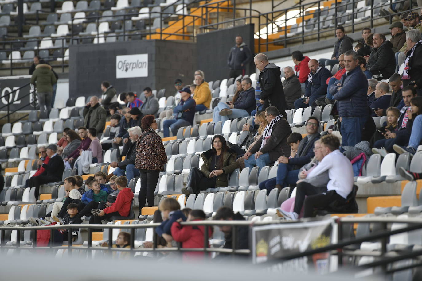 Imágenes del partido entre el Badajoz y G. Segoviana