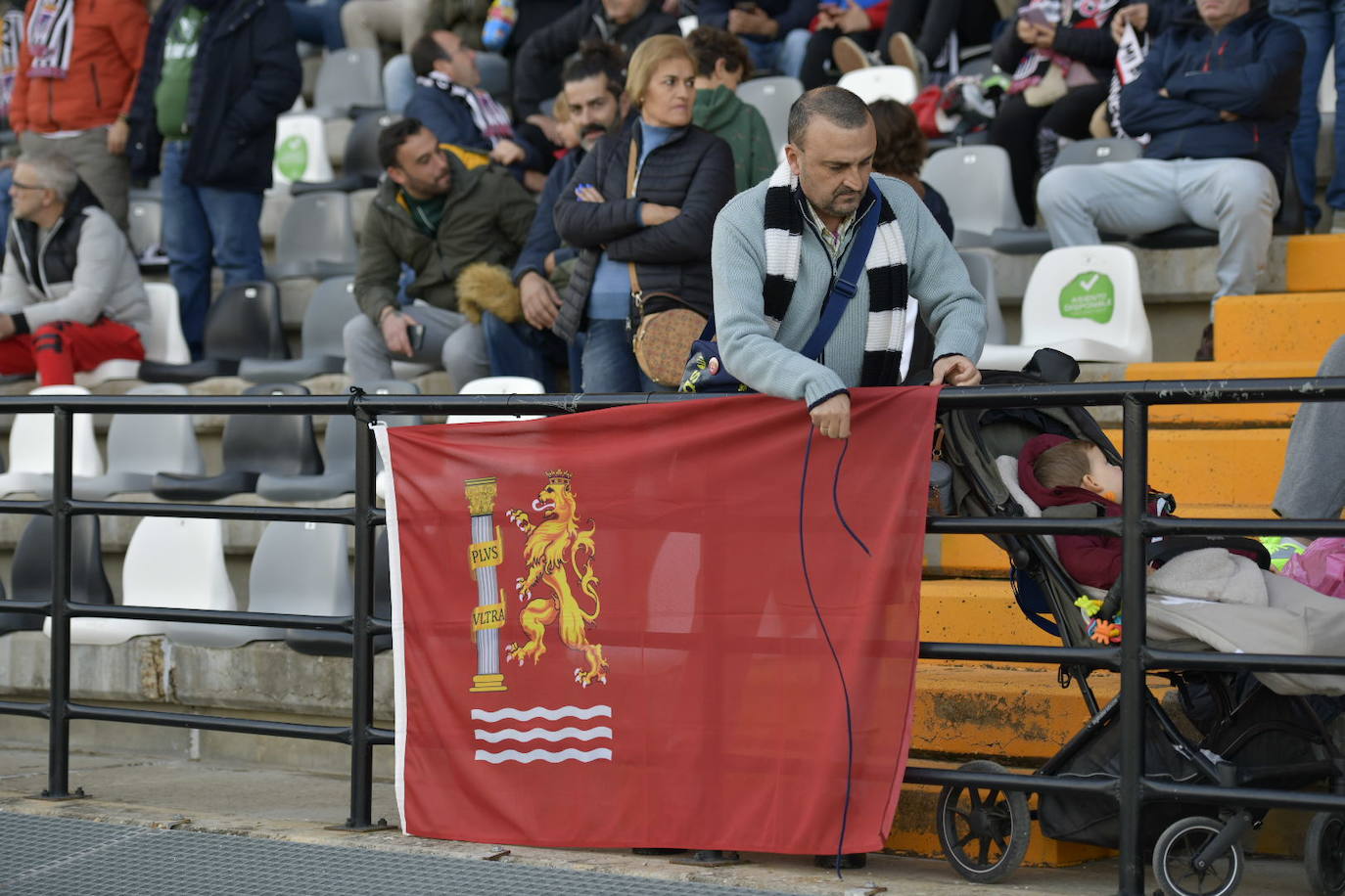 Imágenes del partido entre el Badajoz y G. Segoviana