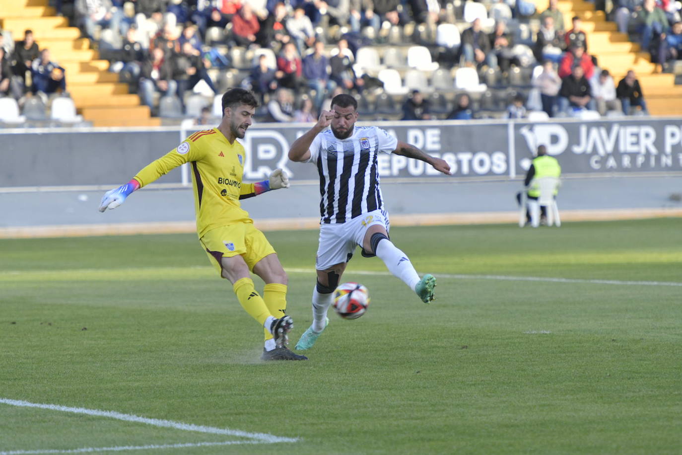 Imágenes del partido entre el Badajoz y G. Segoviana