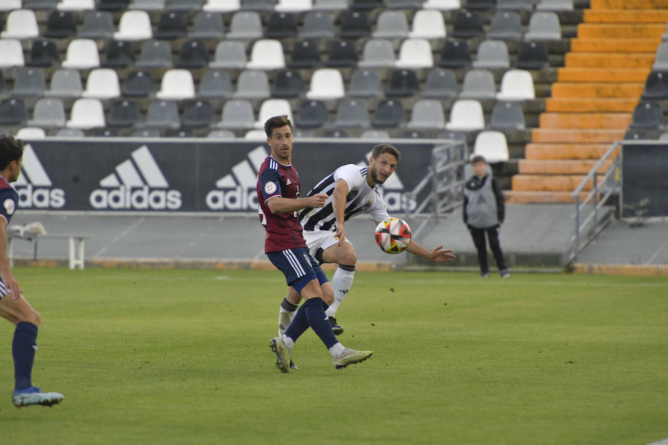 Imágenes del partido entre el Badajoz y G. Segoviana