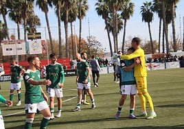 Alegría en las filas del Cacereño tras el triunfo.