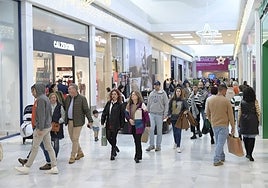 Centro comercial El Faro, en Badajoz, este domingo.