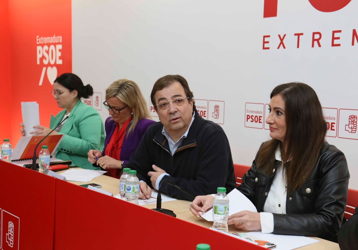 Guillermo Fernández Vara, entre Blanca Martín y Lara Garlito.