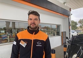Juan Carlos Franco, en su puesto de trabajo tras el robo sufrido este lunes en una gasolinera de Badajoz.