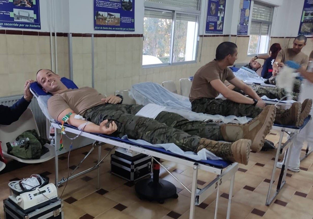 Futuros soldados donaron sangre en el acuartelamiento de Cáceres.