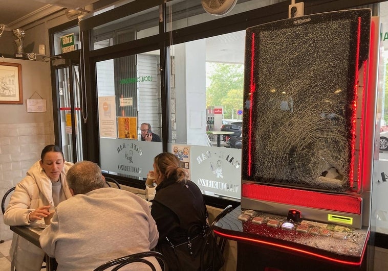 La máquina que han intentado robar en el bar Vaquerizo.