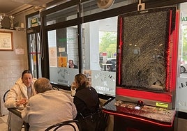 La máquina que han intentado robar en el bar Vaquerizo.