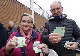 Ángela y Manuel han sido los primeros en llevarse esta mañana sus entradas para el partido.