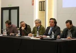 El consejero Ignacio Higuero, en el centro, y a su izquierda, Sánchez Cordero, este lunes, en Almendralejo. en la asamblea de la comunidad de regantes de Tierra de Barros.