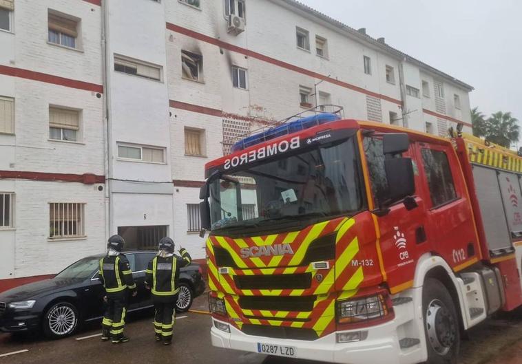 Mueren dos perros y varias personas resultan heridas en el incendio de una vivienda en Montijo