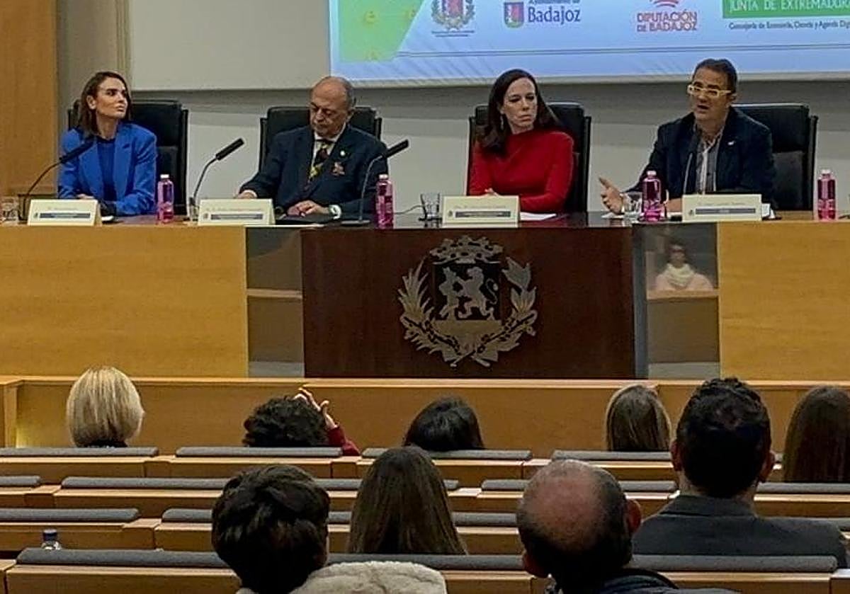 La consejera de Salud, Sara García Espada, en el centro, junto al presidente del Colegio de Médicos de Badajoz, Pedro Hidalgo.